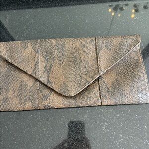 Urban Expressions Snake
Print clutch